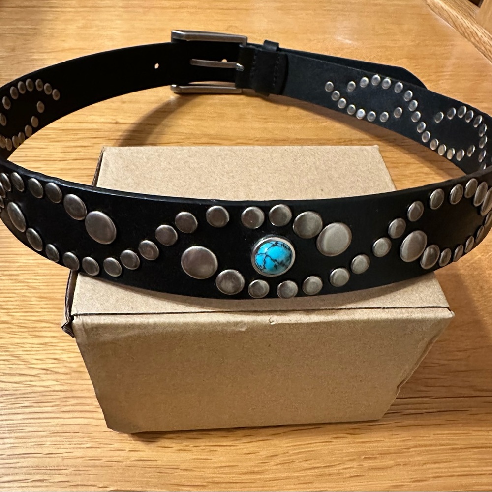 Steve Madden leather belt size S 27” around your waist with unique design